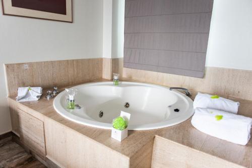 Suite con bañera de hidromasaje del hotel Palacio del Mar. Foto 3