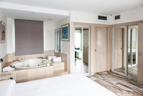 Suite con bañera de hidromasaje del hotel Palacio del Mar. Foto 4