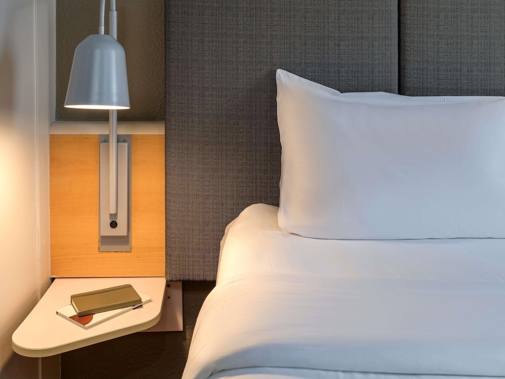 Habitación con 1 cama doble (160 x 200 cm), nuevo concepto sleep - easy del hotel Ibis Köln Airport. Foto 8