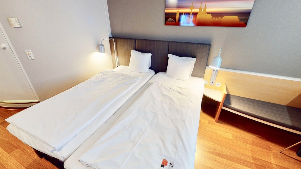 Habitación con camas individuales, nuevo concepto sleep - easy del hotel Ibis Köln Airport. Foto 1