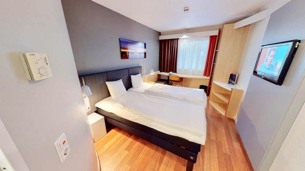 Habitación con camas individuales, nuevo concepto sleep - easy del hotel Ibis Köln Airport. Foto 2