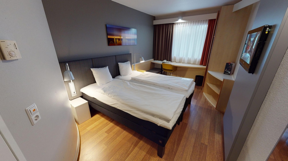 Habitación con camas individuales, nuevo concepto sleep - easy del hotel Ibis Köln Airport. Foto 4