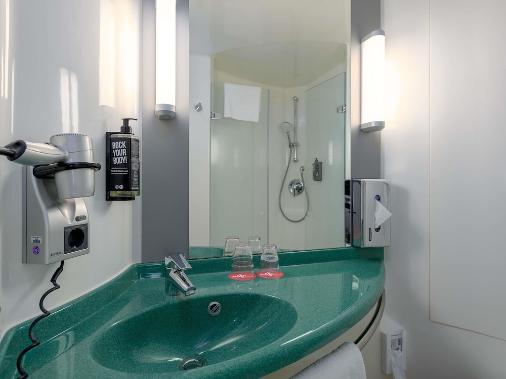 Habitación con camas individuales, nuevo concepto sleep - easy del hotel Ibis Köln Airport. Foto 12