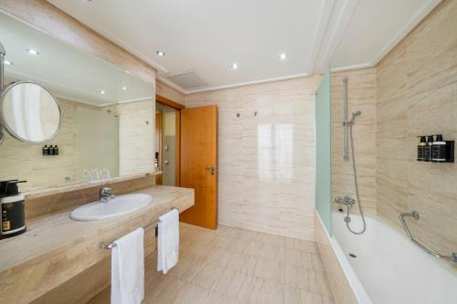 Habitación doble con balcón del hotel Eurostars Rey Alfonso X. Foto 1