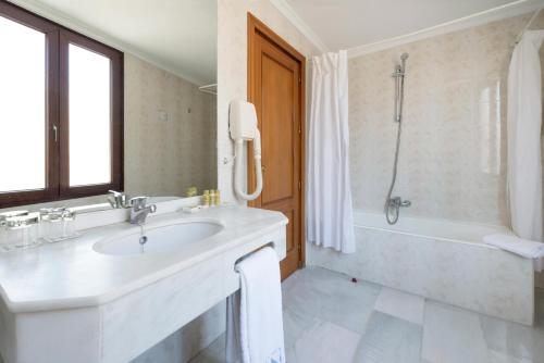 Habitación Doble con vistas a la mezquita - 1 o 2 camas del hotel Eurostars Maimonides. Foto 4