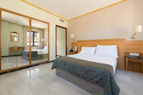 Habitación Doble con cama supletoria del hotel Eurostars Maimonides. Foto 2