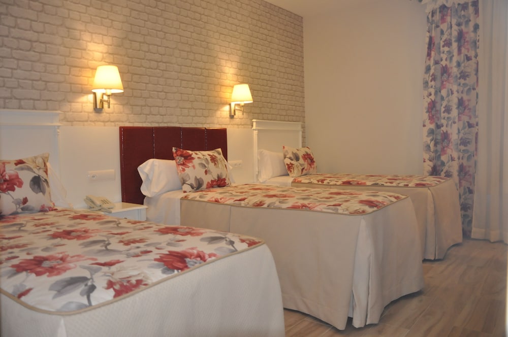Habitación Triple del hotel Selu. Foto 1
