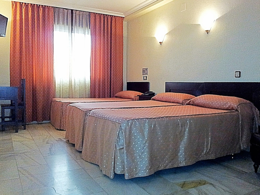 Habitación triple clásica, 3 camas individuales del hotel Averroes. Foto 1