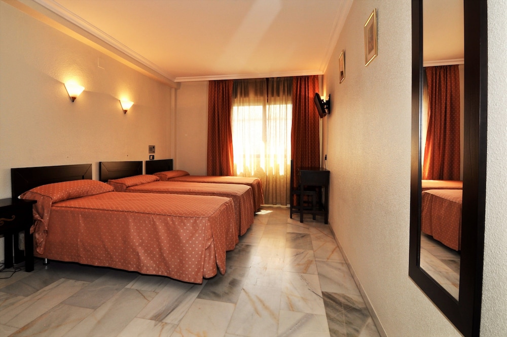 Habitación doble (2 adults+ 1 child,2 - 12 years old) del hotel Averroes. Foto 1