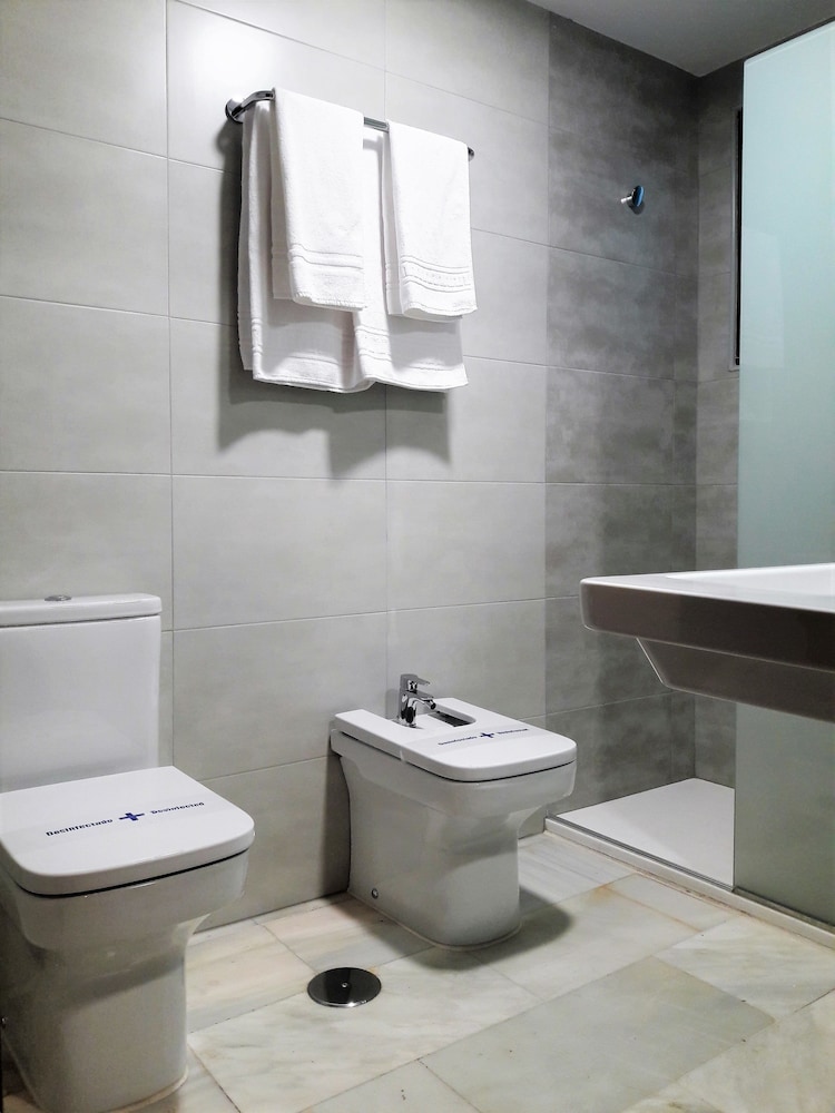 Habitación doble (2 adults+ 1 child,2 - 12 years old) del hotel Averroes. Foto 3