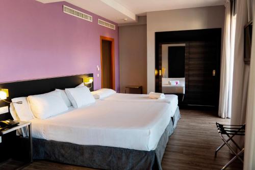 Habitación Triple Clásica del hotel Sercotel Córdoba Medina Azahara