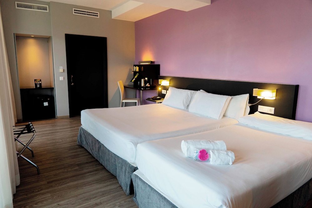 Habitación triple clásica del hotel Sercotel Córdoba Medina Azahara. Foto 1