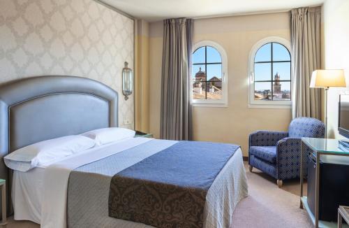 Habitación con cama grande del hotel Maciá Alfaros