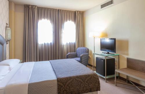 Habitación con cama grande del hotel Maciá Alfaros. Foto 1