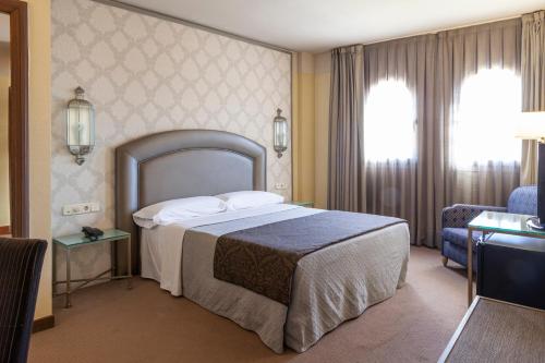 Habitación con cama grande del hotel Maciá Alfaros. Foto 3