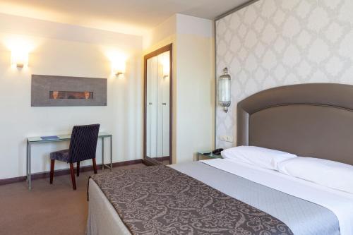 Habitación con cama grande del hotel Maciá Alfaros. Foto 5