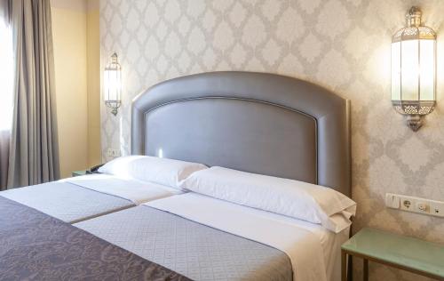 Habitación Doble con cama supletoria del hotel Maciá Alfaros. Foto 6