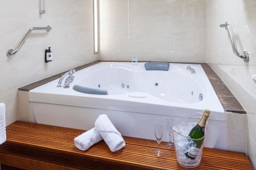 Suite Deluxe con bañera de hidromasaje del hotel Maciá Alfaros