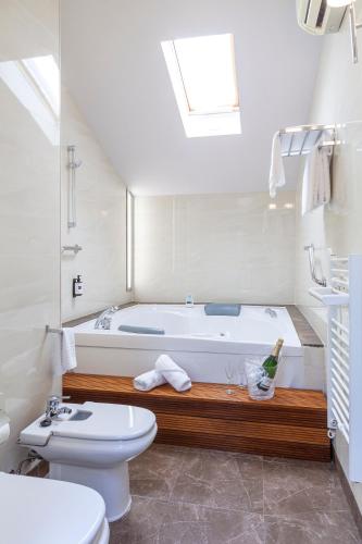 Suite Deluxe con bañera de hidromasaje del hotel Maciá Alfaros. Foto 1