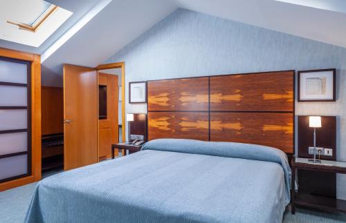 Suite Deluxe con bañera de hidromasaje del hotel Maciá Alfaros. Foto 2