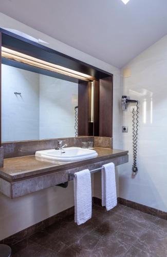 Suite Deluxe con bañera de hidromasaje del hotel Maciá Alfaros. Foto 3