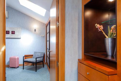 Suite Deluxe con bañera de hidromasaje del hotel Maciá Alfaros. Foto 9
