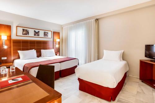 Habitación Doble con cama supletoria - 2 camas del hotel Exe Las Adelfas. Foto 5