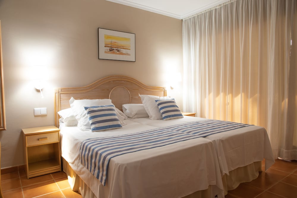 Habitación estándar doble, 2 camas individuales del hotel Dwo Les Palmeres. Foto 3