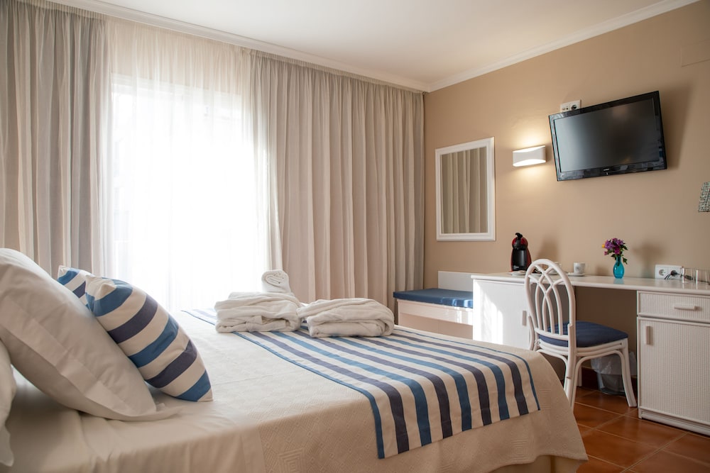 Habitación triple Premium (Spa Acces) del hotel Dwo Les Palmeres. Foto 5