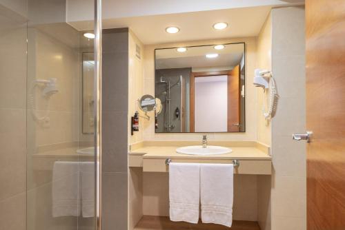 Habitación Doble con cama supletoria del hotel Htop Jadhe. Foto 8