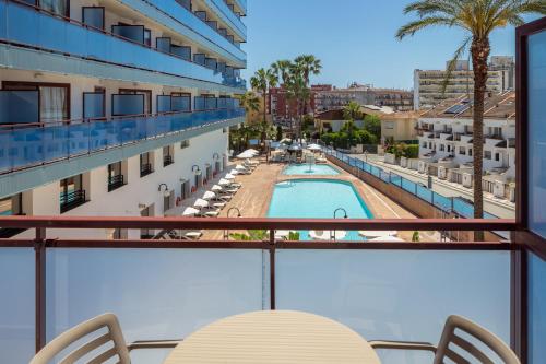 Habitación Triple con vistas a la piscina del hotel Htop Jadhe. Foto 9