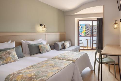 Habitación Doble Superior con vistas a la piscina del hotel Htop Jadhe. Foto 5