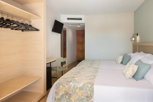 Family Room with Pool View (2 adults + 2 childs) del hotel Htop Jadhe. Foto 10