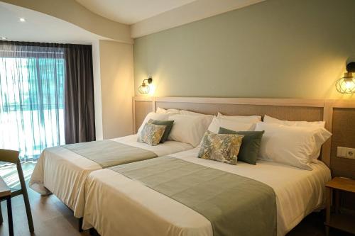 Family Room with Pool View del hotel Htop Jadhe. Foto 6