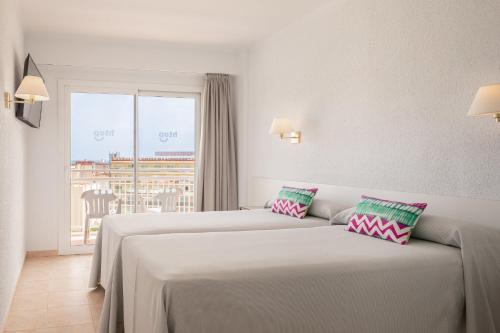 Habitación Doble con cama supletoria y vistas a la piscina del hotel HTOP Olympic - Calella