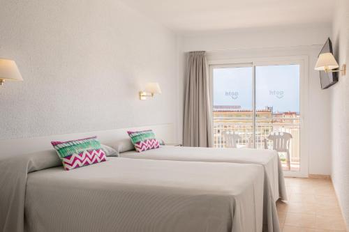 Habitación Doble con cama supletoria y vistas a la piscina del hotel HTOP Olympic - Calella. Foto 2