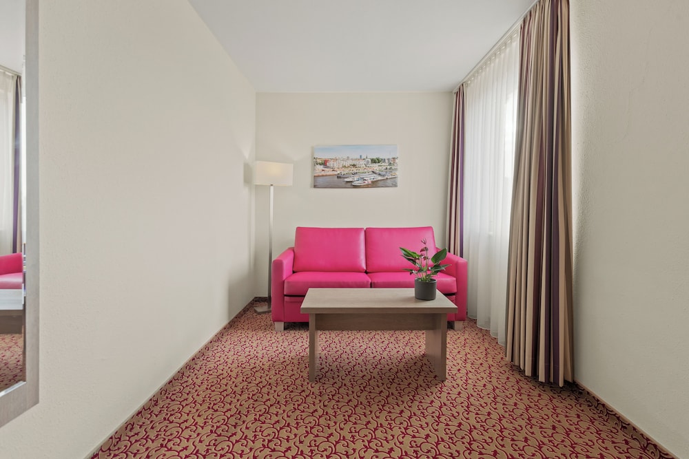 Suite junior con 1 cama de tamaño doble - ubicación tranquila con vistas al patio interior abierto del hotel Mercure Hotel Hamburg am Volkspark. Foto 9