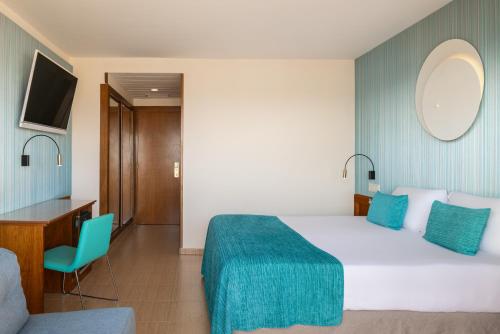 Habitación triple Superior Vista ciudad 3 camas individuales del hotel Htop Amaika and Spa - Adults Only. Foto 3