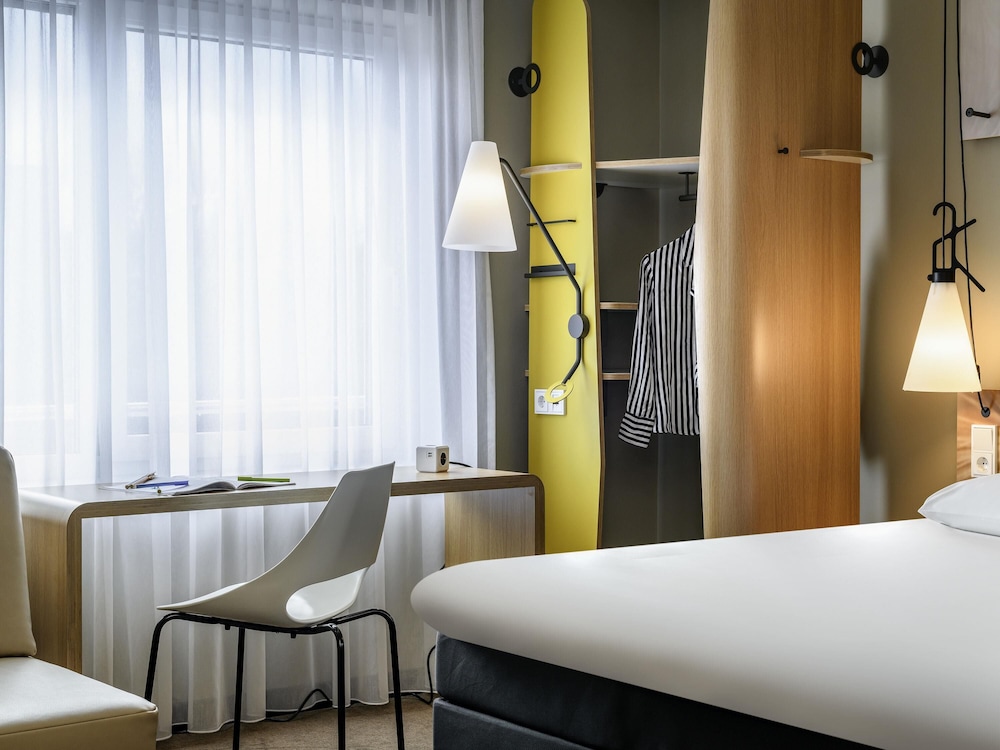 Habitación familiar doble, 1 cama doble con sofá cama del hotel Ibis Luebeck. Foto 5