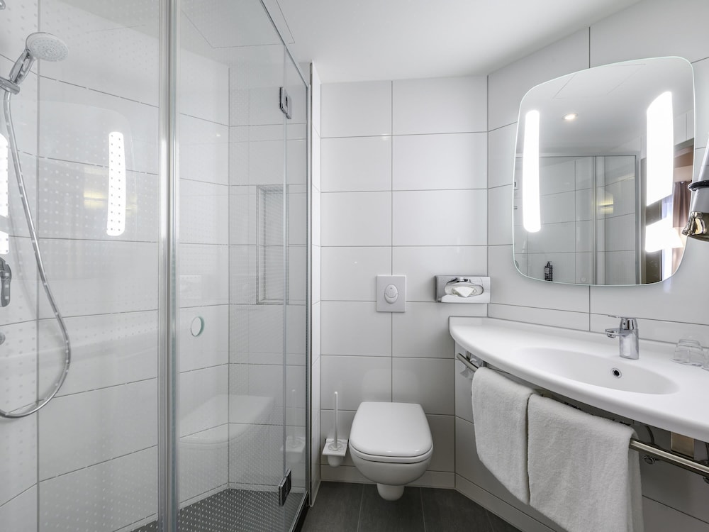 Habitación Confort, 1 cama doble, balcón del hotel Ibis Luebeck. Foto 6