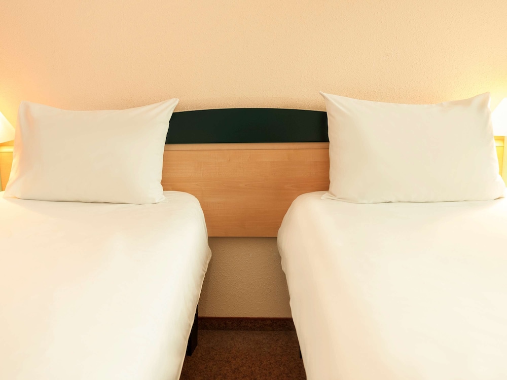 Habitación estándar, 2 camas individuales del hotel Ibis Luebeck. Foto 2