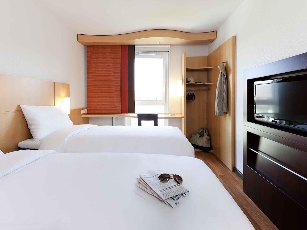 Habitación con 2 camas individuales, nuevo concepto de confort de sueño del hotel Ibis München City Süd. Foto 6