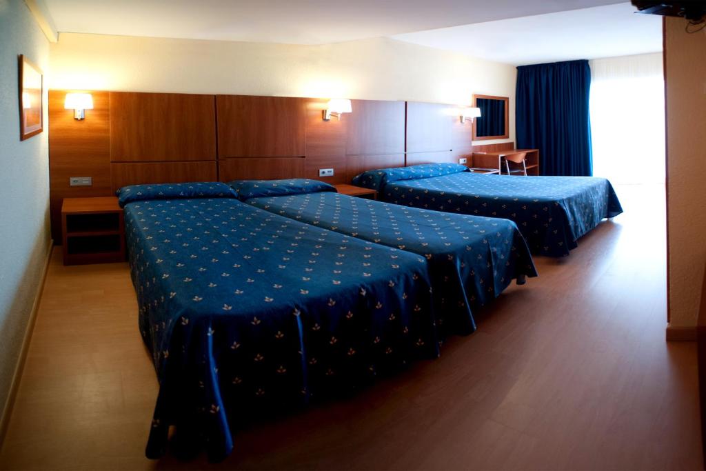 Habitación triple del hotel Maria del Mar