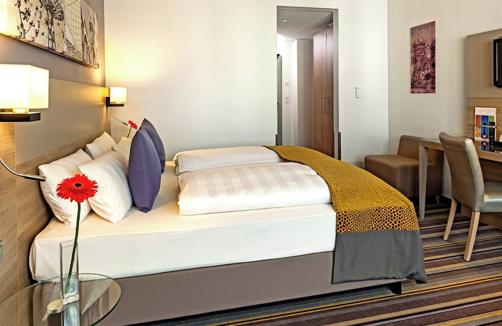 Habitación Triple Superior del hotel Leonardo Munich City North. Foto 1