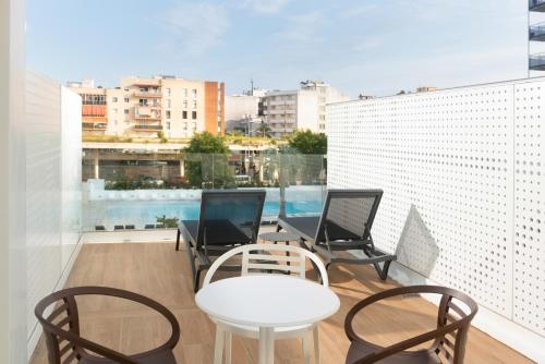 Habitación Familiar con vistas a la piscina del hotel L Azure