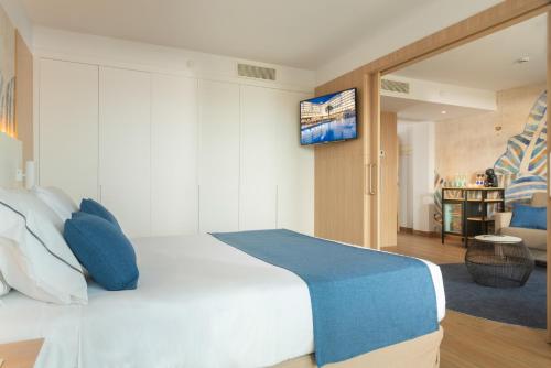 Suite con Vistas a la Piscina del hotel L Azure. Foto 4