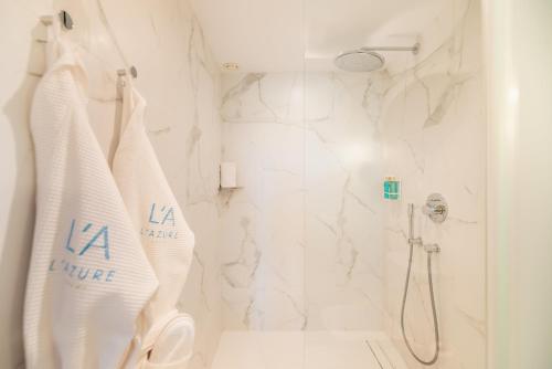 Suite con Vistas a la Piscina del hotel L Azure. Foto 7