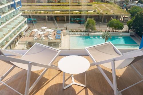 Suite Familiar con vistas a la piscina del hotel L Azure