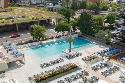 Suite Familiar con vistas a la piscina del hotel L Azure. Foto 6