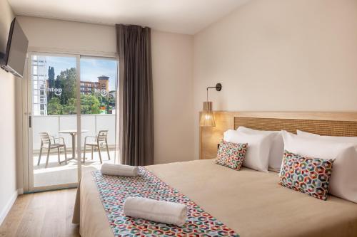 Suite con Vistas a la Piscina del hotel HtopBliss Amatista. Foto 2